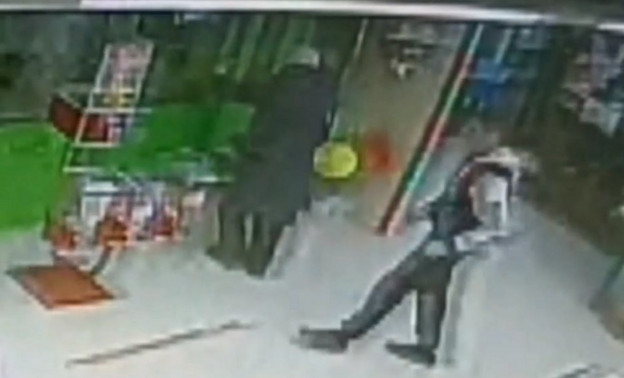 На камеру видеонаблюдения в Кирове попал мужчина, который украл у местного жителя кошелёк