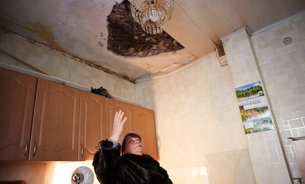 На кировчанку рухнул потолок в её собственной квартире