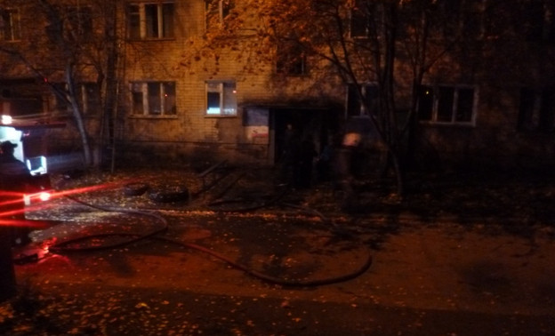Сегодня ночью в Кирове горел подъезд многоквартирного дома (ФОТО)