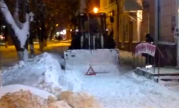 На Октябрьском проспекте водитель снегоуборочного трактора сбил пенсионерку