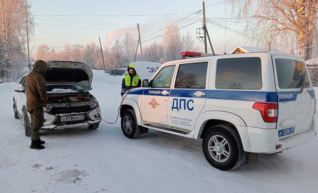 В Котельниче автоинспекторы помогли таксисту, автомобиль которого сломался на трассе