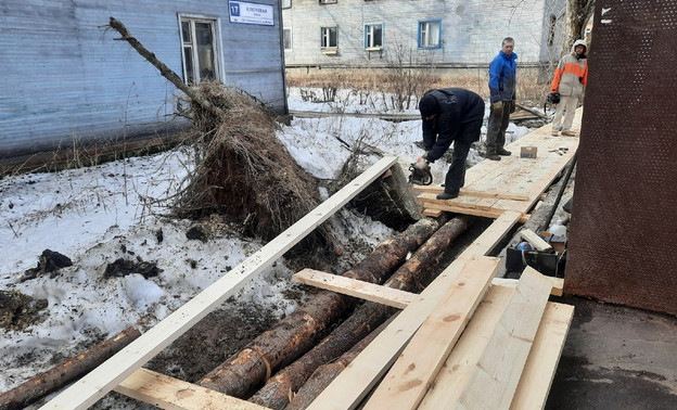 В Вересниках начали ремонтировать наплавные тротуары на период паводков (ФОТО)