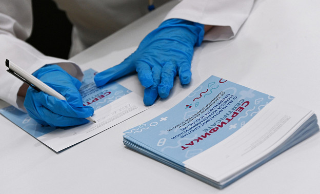 С 8 ноября в России начали выдавать сертификаты о вакцинации нового образца