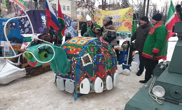 Команда из Вятских Полян победила на фестивале креативных санок