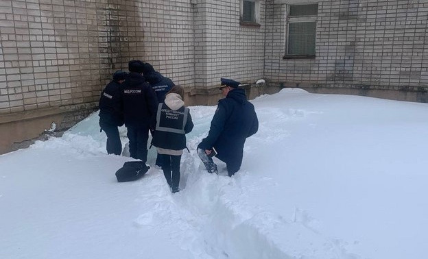 Следком начал проверку по факту падения льдины на ученика школы № 42