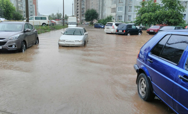 Из-за дождей в Кирове затопило улицу Солнечную