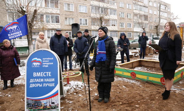 Блогер Илья Варламов поиронизировал над благоустройством кировского двора