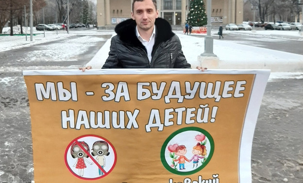 На одиночный пикет против «Марадыковского» вышел вице-спикер Заксобрания Владимир Костин