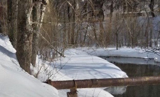 Кировчане пожаловались на загрязнение реки Хлыновки снегом