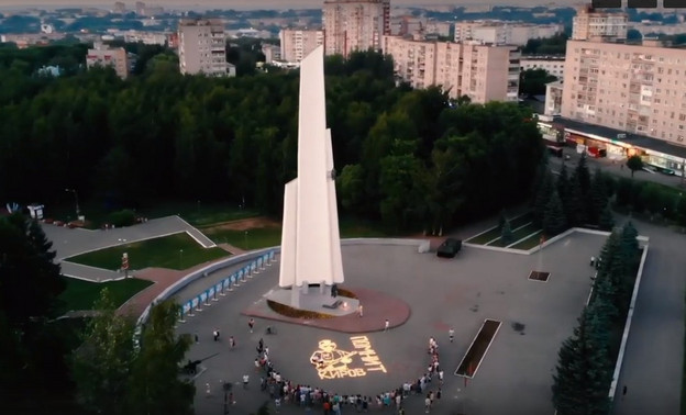 К Дню памяти и скорби в парке Победы из свечей выложили изображение Григория Булатова