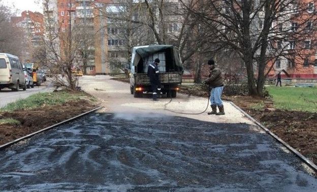 В Кирово-Чепецке асфальтируют тротуар на улице Сосновой