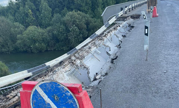 Часть моста через реку Воя в Кировской области обрушилась