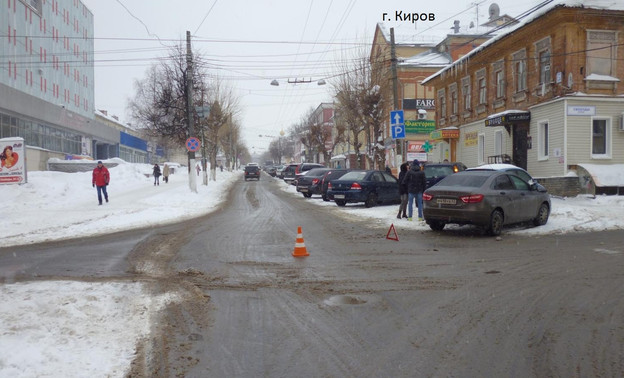 В центре Кирова водитель «Весты» спровоцировал тройное ДТП с пострадавшими