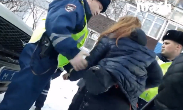 В Кирове компания пьяных девушек испинала и избила сумками полицейских