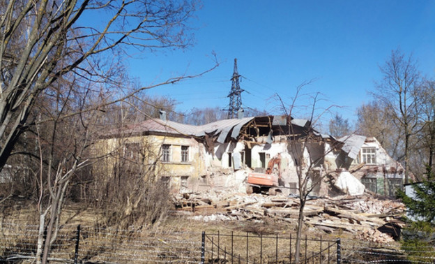 На улице Карла Маркса в Кирове сносят здание бывшей поликлиники