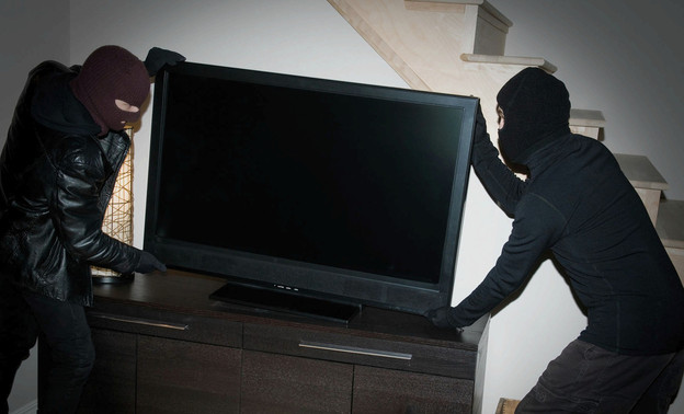 На жителя Нововятска напали в собственной квартире и украли телевизор