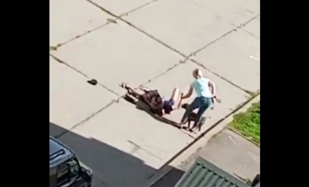 В Кирове мужчина избил девушку во дворе жилого дома. Видео