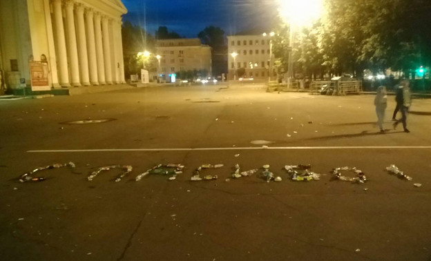 Футбольные болельщики из мусора выложили слово «спасибо» на Театральной площади