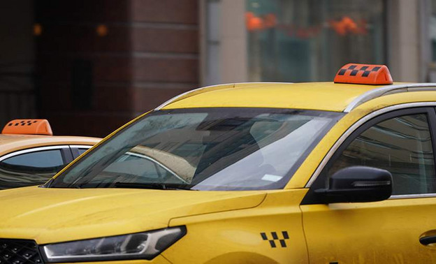 Госдума приняла закон, обязывающий таксистов пересесть на отечественные авто