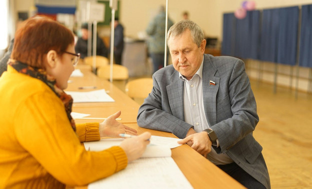 Депутата от Кировской области начали судить за получение крупнейшей взятки в России