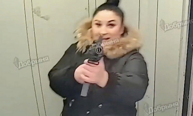 В Коминтерне женщина выстрелила в камеру видеонаблюдения в лифте. Видео