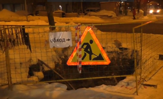 В Кирове инвалид упал в четырёхметровую коммунальную яму