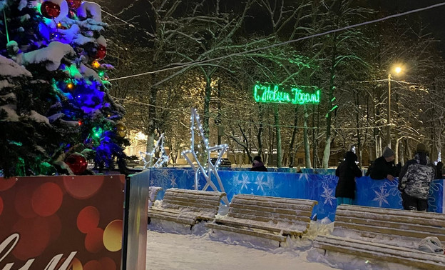 Кировчане пожаловались на состояние катка в Гагаринском парке. Его открыли пару дней назад