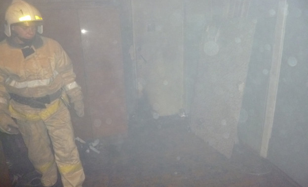 Кировские спасатели вытащили пенсионера из горящего дома, но он скончался в машине скорой помощи