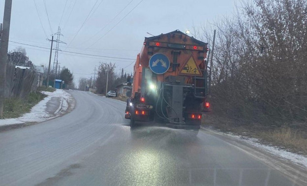 В Кирове дорожные службы начали противогололедную обработку улиц