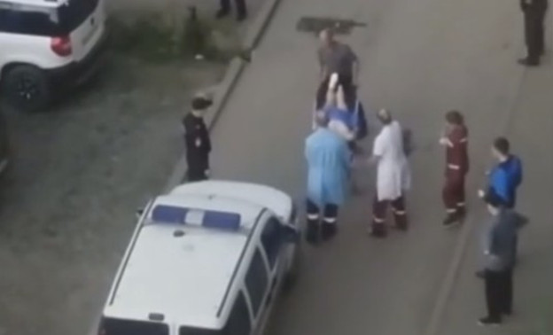 На Комсомольской девушка отрезала себе палец и обнажилась на улице