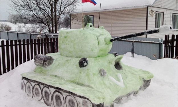 Житель Верхошижемского района сделал реалистичный танк из снега