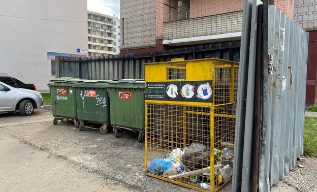 В Кирове на улице Воровского заменили сгоревшие мусорные контейнеры