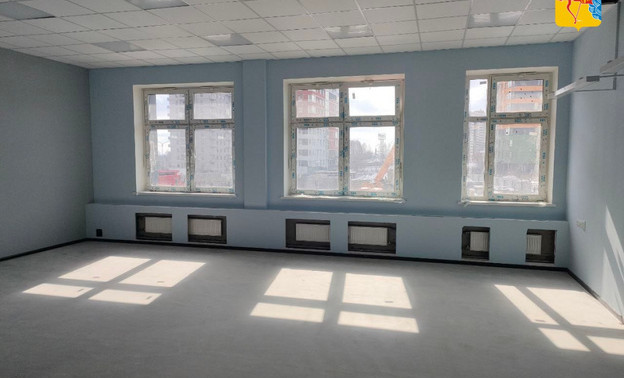 У новой школы на Рудницкого благоустраивают территорию