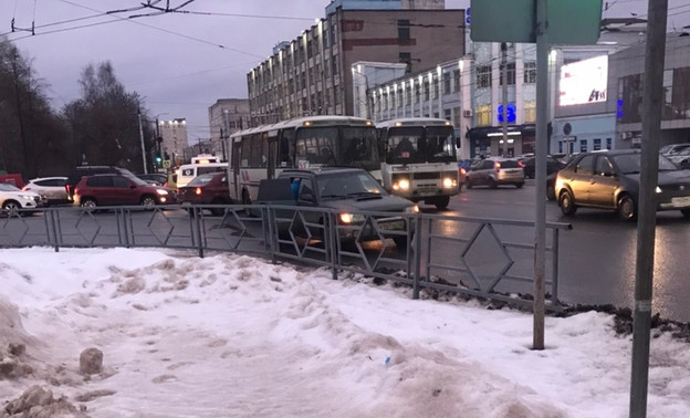 Район площади Лепсе встал в пробке из-за ДТП с автобусом