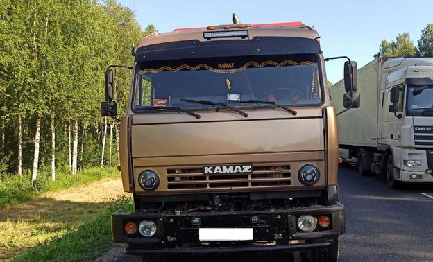 В Юрьянском районе под колёсами КАМАЗа погиб пенсионер