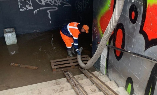Затопленный подземный переход на улице Воровского обследуют