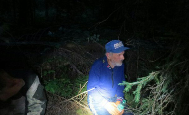 Волонтёры эвакуировали из леса обессилевшего пенсионера, который блуждал по чаще больше суток. Видео