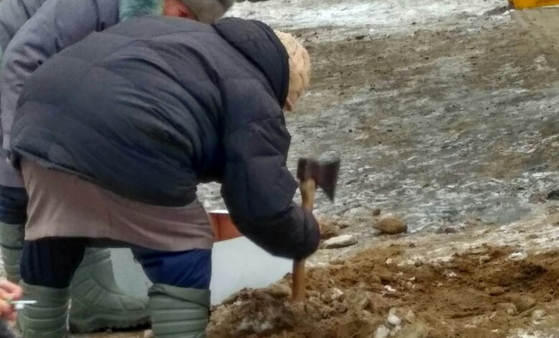 В Нововятске бабушки с топором вышли на борьбу с гололёдом