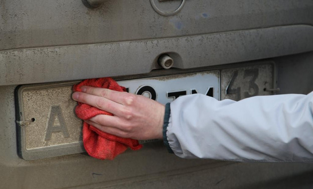 Кировских водителей предупредили о штрафах за грязные номера