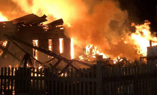 В Красной Поляне загорелся двухквартирный дом с пристроем