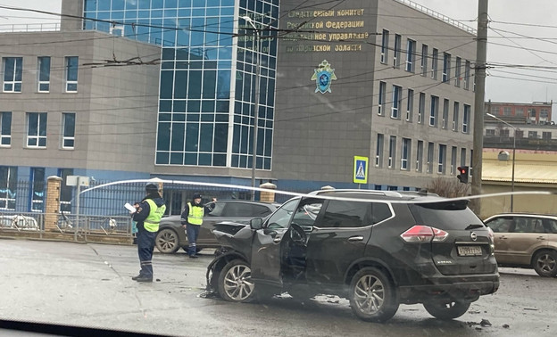 В Кирове на перекрёстке улиц Ленина и Профсоюзной столкнулись четыре машины. Есть пострадавшие.