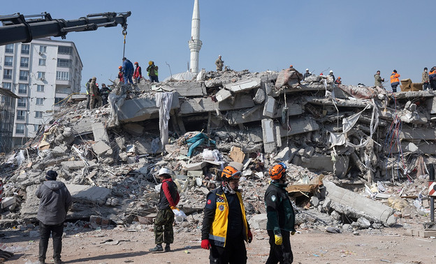 В Турции спустя почти неделю после землетрясения спасли человека