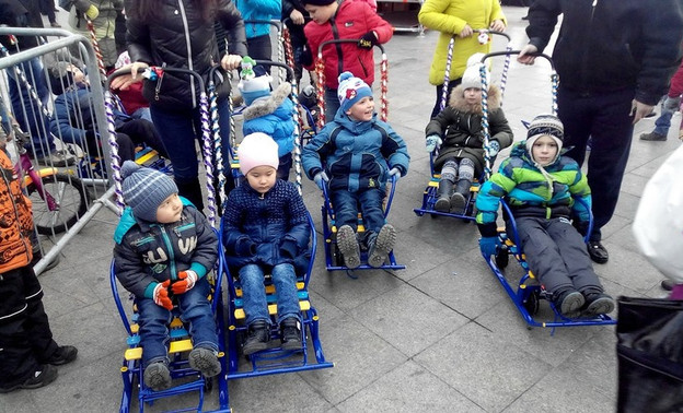Кировская область отправила детям  Ялты санки на колесиках