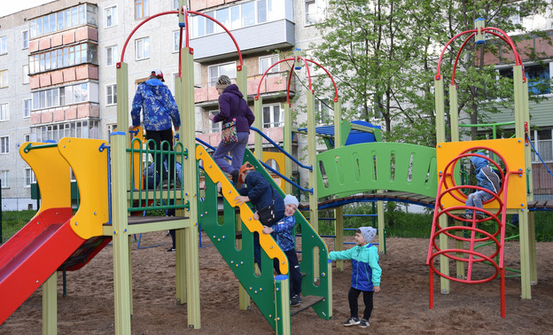 В Юго-западном районе Кирова открыли новую детскую площадку