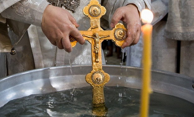 Когда вода становится святой на Крещение и можно ли смыть грехи купанием в проруби?