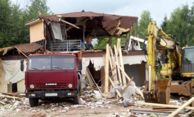 В Кирове снесли двухэтажное здание кафе-шашлычной при въезде в город
