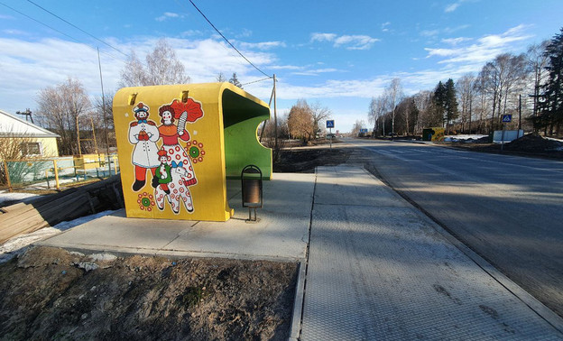 В Уржуме остановку общественного транспорта расписали под дымку