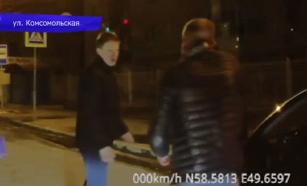 В Кирове пешеход избил не пропустившего его водителя (ВИДЕО)