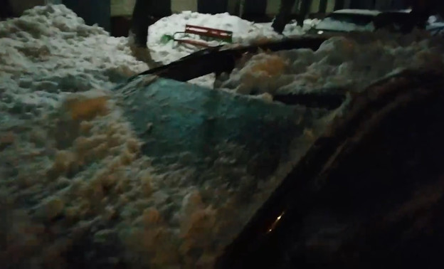 «Машина - всмятку»: на Октябрьском проспекте снежная лавина разбила припаркованные авто