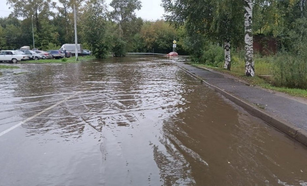 Улицу Пионерскую в Кирове затопило после таинственного сброса воды